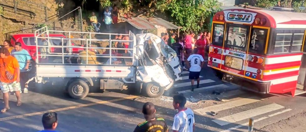 Policía reporta varios lesionados tras fuerte accidente en Sonsonate