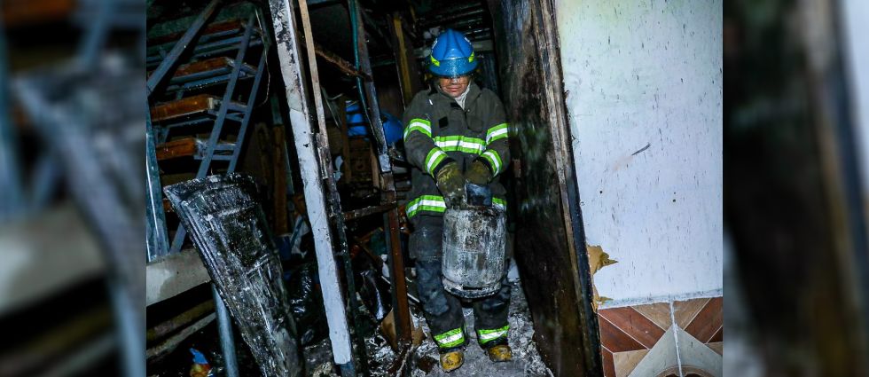 Bomberos sofocan voraz incendio en un mesón de San Salvador