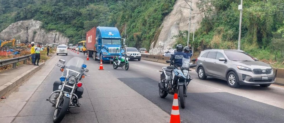 Tráiler con desperfectos mecánicos provoca tráfico en Los Chorros