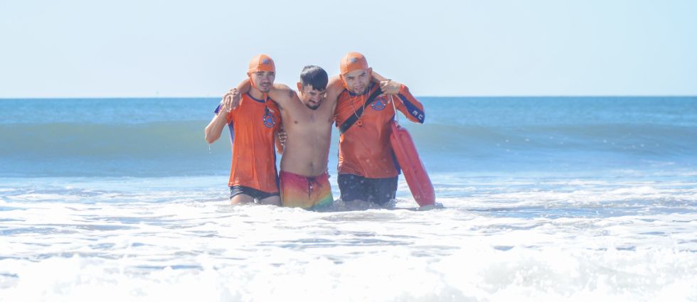 Guardavidas realizan simulacros acuáticos en la costa salvadoreña