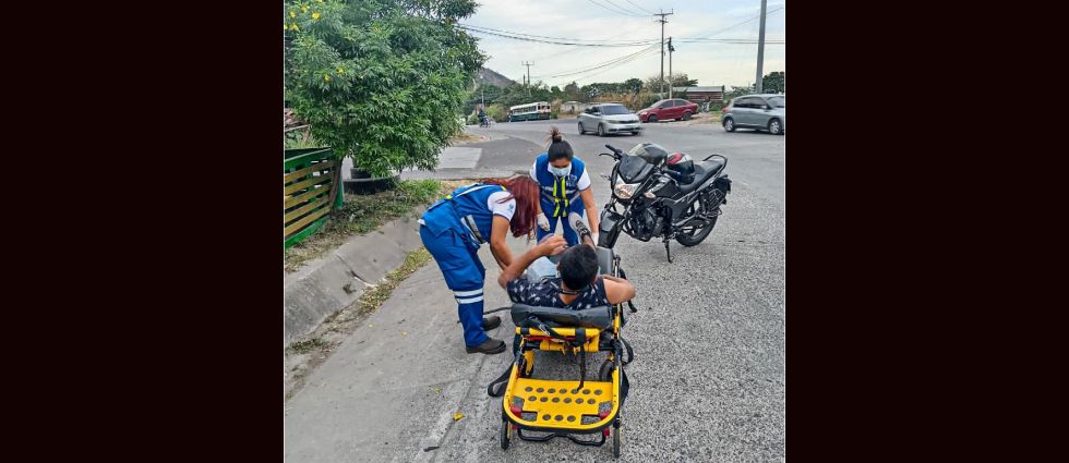 Conductor acaba en el pavimento tras accidente en la prolongación del bulevar Constitución