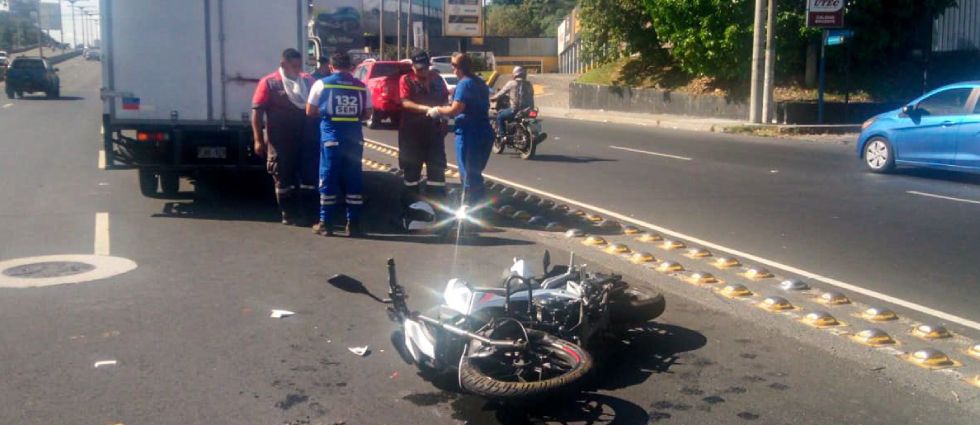 Tres lesionados deja fuerte accidente en autopista de San Salvador