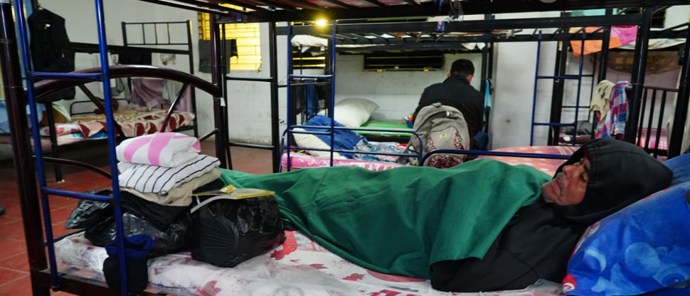 Albergan a personas que duermen en los portales de la plaza Libertad