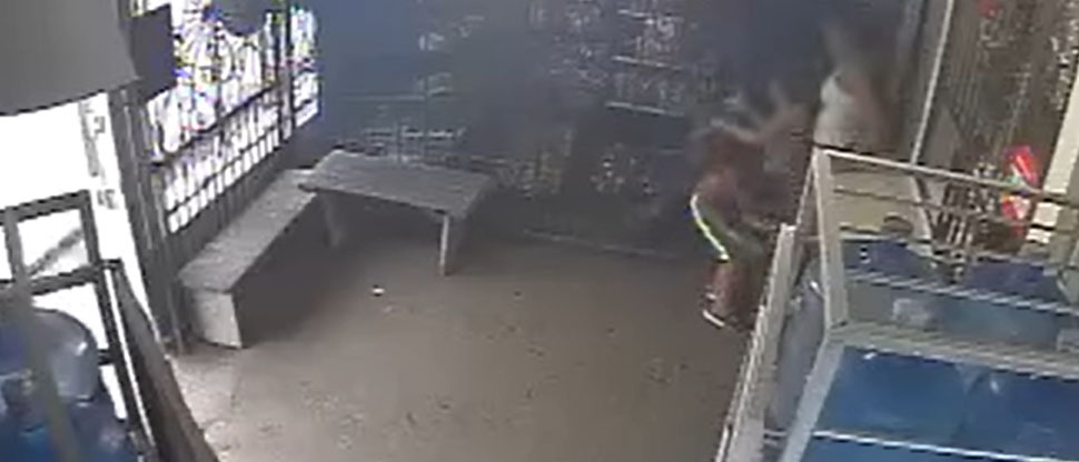 Imágenes fuertes: Captan feroz ataque de un pitbull a dos niñas dentro de pulpería
