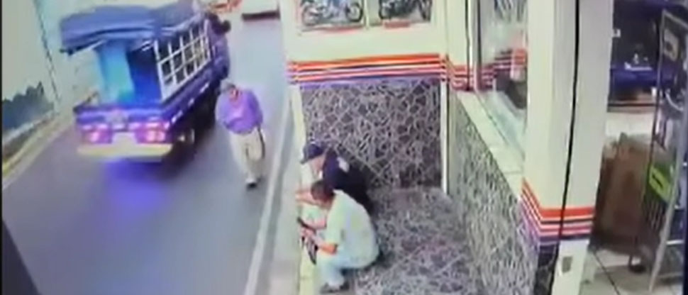 Captan momento cuando señor es lanzado contra pared tras ser atropellado por pick up