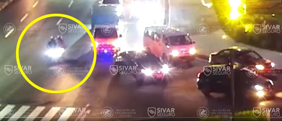 Distracción al manejar provoca choque entre dos motociclistas en la alameda Roosevelt