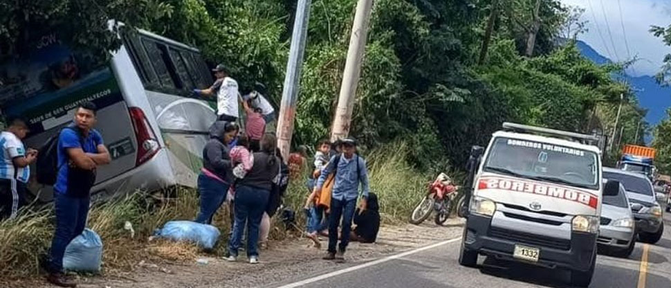 2 pasajeros fallecieron y varios resultaron heridos tras vuelco de bus pullman en Guatemala