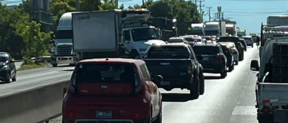 Tras falla en la dirección camión choca contra separadores de carril en carretera a Quezaltepeque