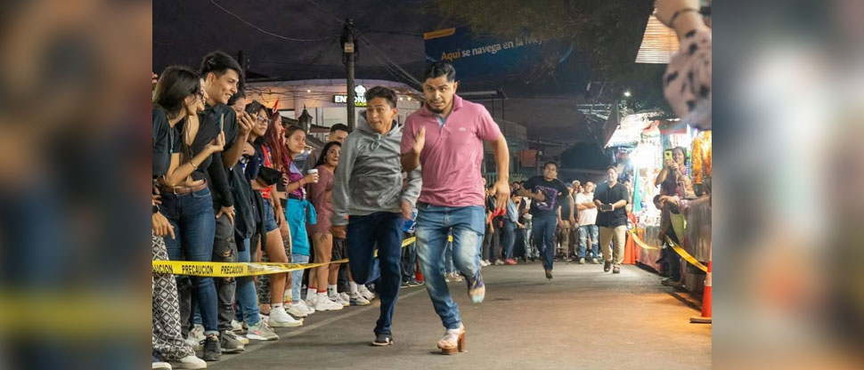 Hombres lucen sus habilidades dominando los tacones en particular carrera en Ciudad Arce
