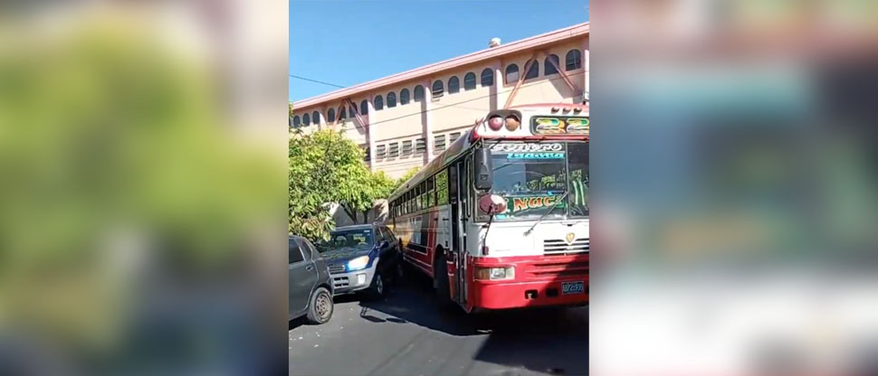 Piden que retiren carros mal estacionados en los alrededores del Barrio San Jacinto