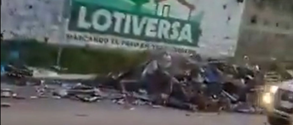 Camión bota chatarra y bloquea un carril de la carretera a Los Chorros