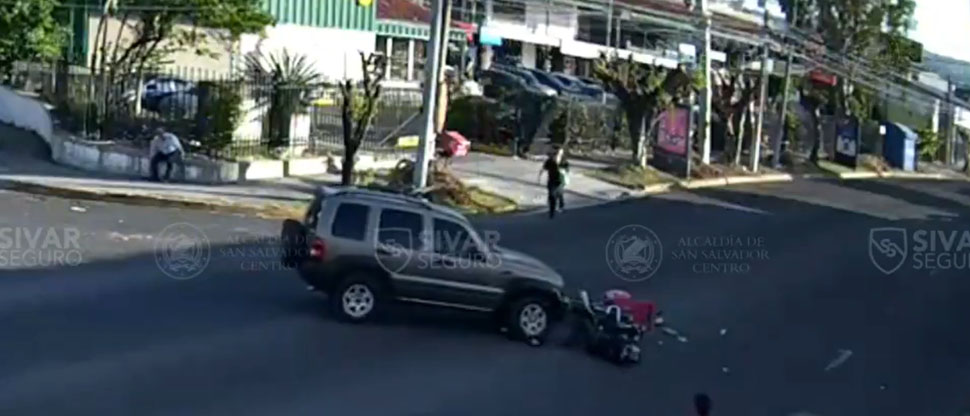 Captan a camioneta cuando embiste a motociclista sobre la avenida Bernal