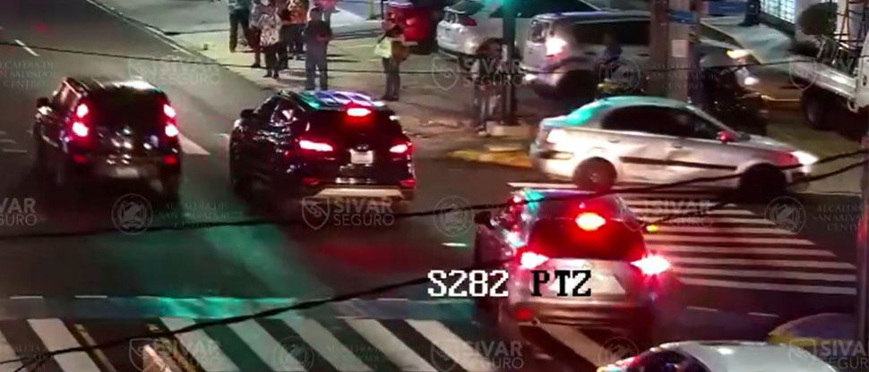 Automovilista choca contra camioneta por hacer giro indebido en el Paseo General Escalón