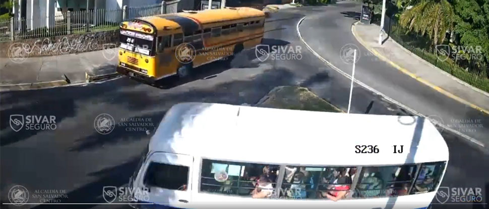 Bus choca contra microbús por no hacer el alto cerca de popular centro comercial