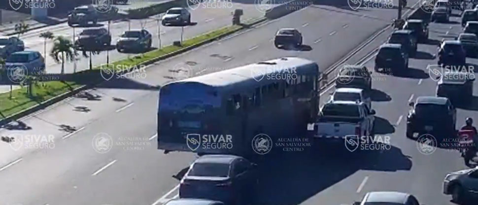 Intolerancia provoca choque entre pick up y bus en el bulevar de Los Próceres