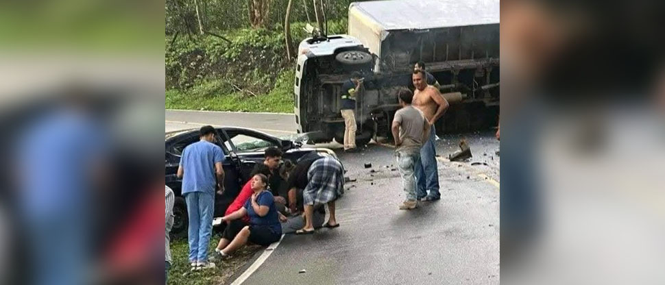 Fuerte choque de camión y carro particular provoca varias personas lesionadas en San Jorge