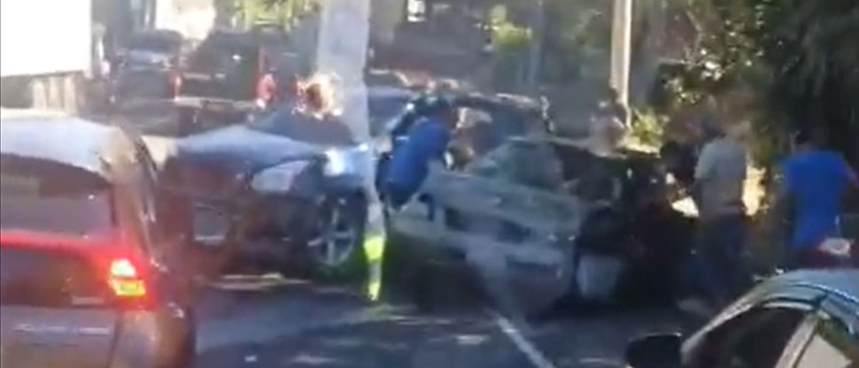 Captan desesperados intentos por liberar a víctimas de choque en San Vicente