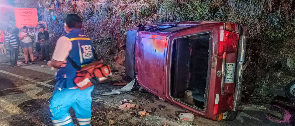 Captan dramáticos esfuerzos de personas por contener un derrame de gasolina tras fuerte choque
