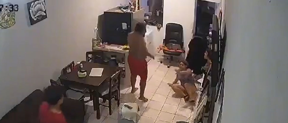 Capturan a desalmado grabado dando una salvaje paliza a su pareja e hijastro