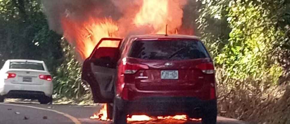 Conductor vive momentos de angustia al ver su vehículo incendiándose en calle al Boquerón