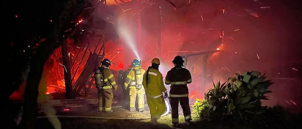 Bomberos auxilian a familia tras incendiarse su vivienda en Juayúa