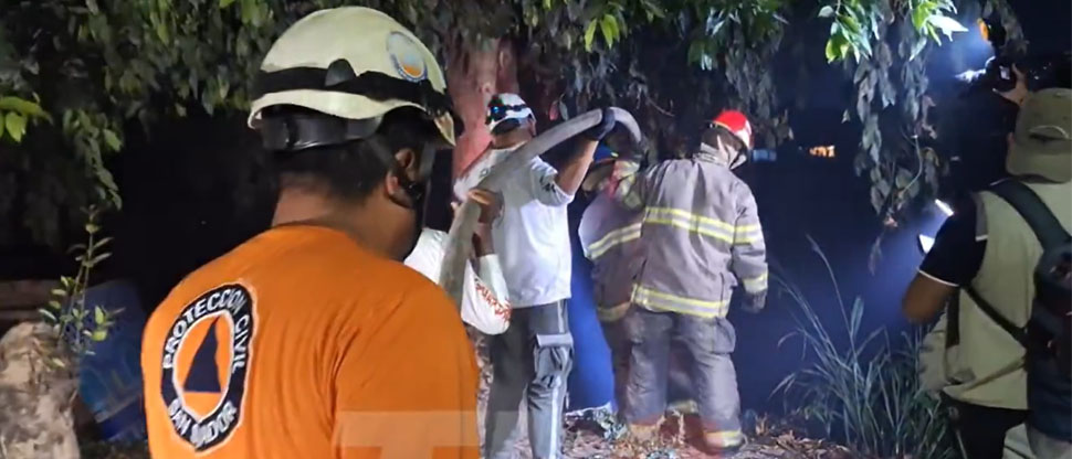 Incendio en maleza seca amenaza con propagarse a la colonia IVU de Santa Ana