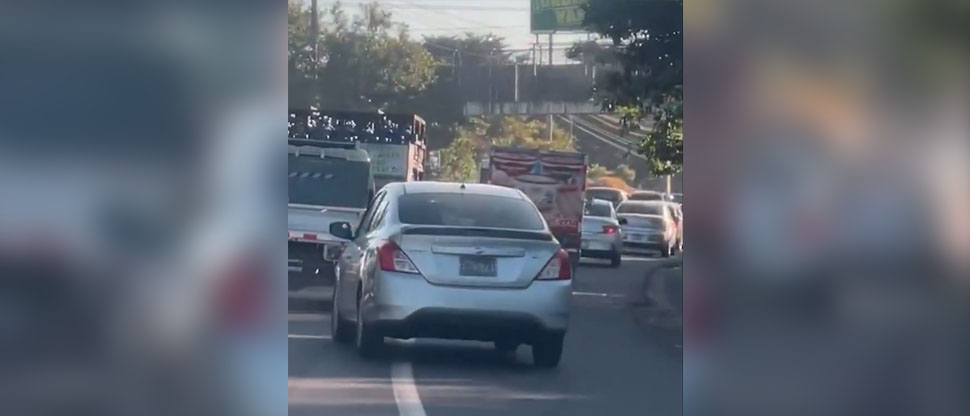 Denuncian a vehículos particulares y de carga circulando por carril auxiliar