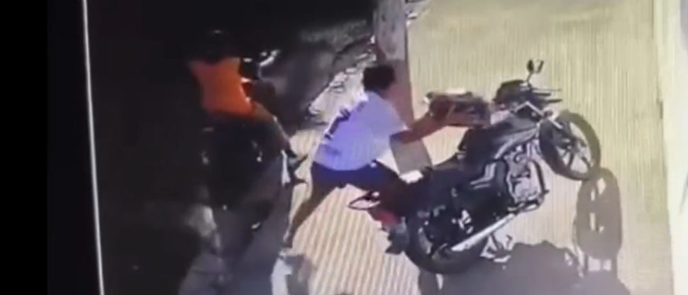 Con las manos en la masa: captan a ladrones robando un casco en San Miguel