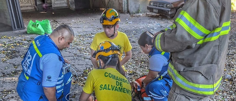 Así fue la liberación de señora atrapada en una parrilla en Santa Ana