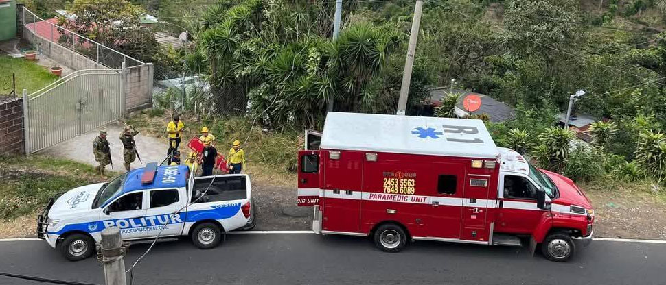2 motociclistas resultan lesionados tras intentar evadir una rastra en la calle a Los Naranjos