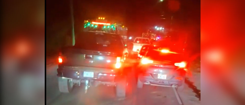 Le echa la mamalona: Denuncian a conductor que intenta meterse a la fuerza a un carril