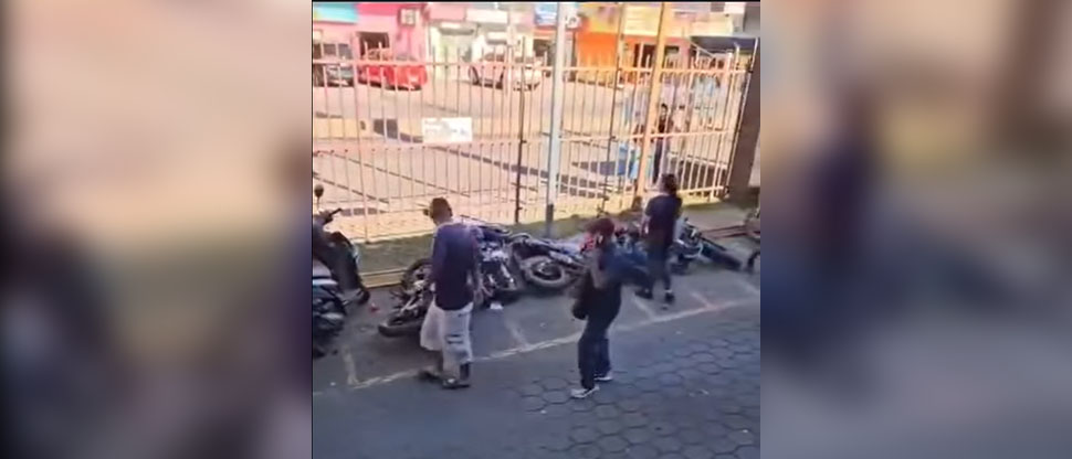 Automovilista pasa botando varias motos estacionadas y se da a la fuga en San Miguel