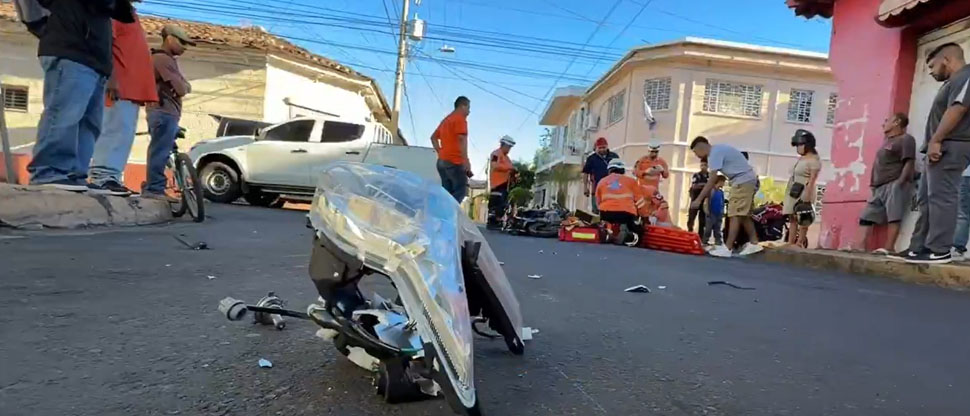 Auxilian a motociclista lesionado tras accidente de tránsito en Ahuachapán