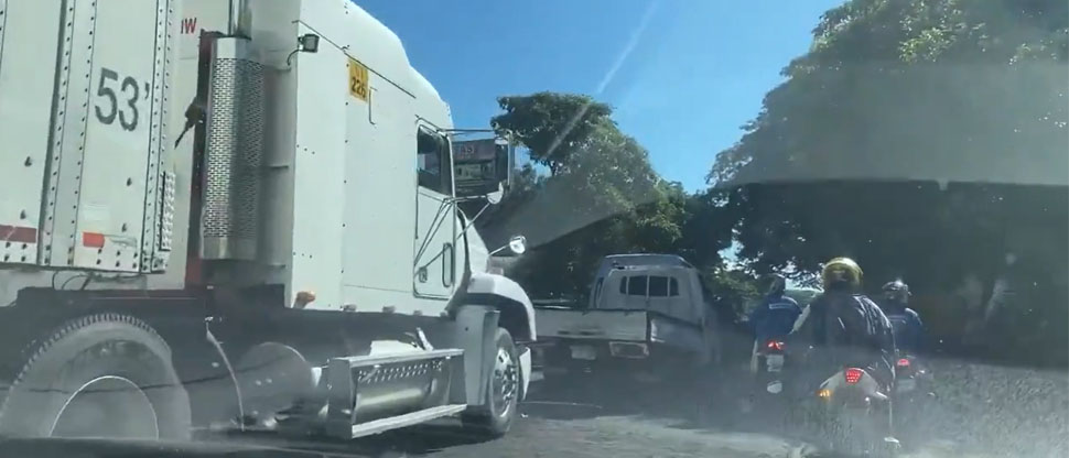 Rastra y 4 carros protagonizan choque múltiple en el Distrito de Moncagua