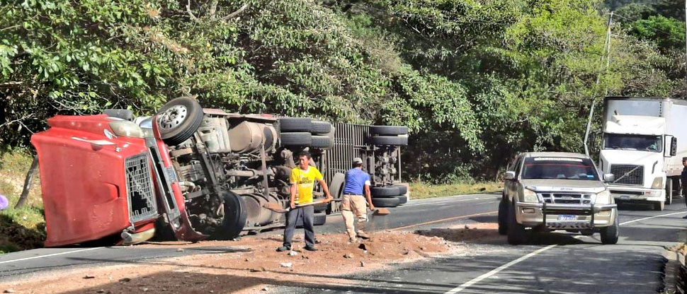 Conductor de cabezal pierde el control y vuelca en carretera Troncal del Norte