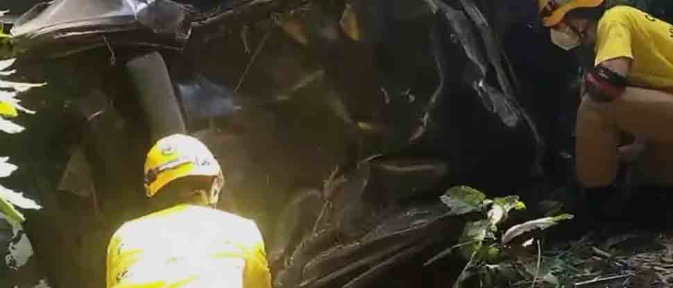 Rescatan a 2 personas que estaban atrapadas en su automóvil tras caer de un puente