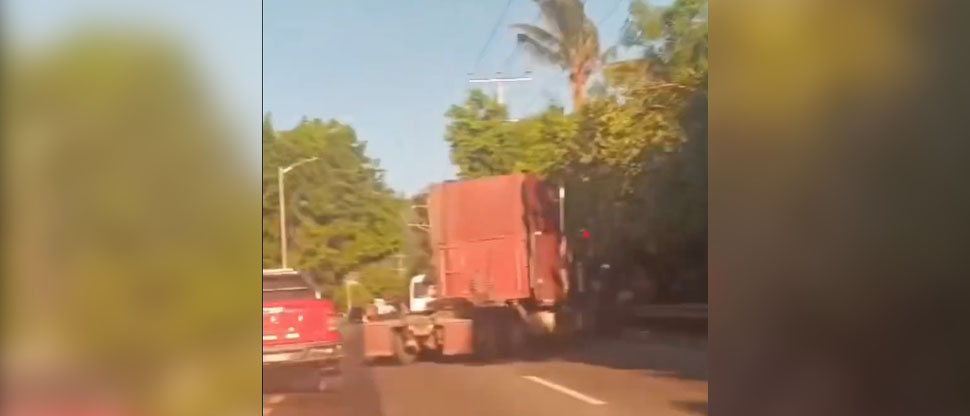 Cabezal choca contra bus amarillo en la carretera a Comalapa
