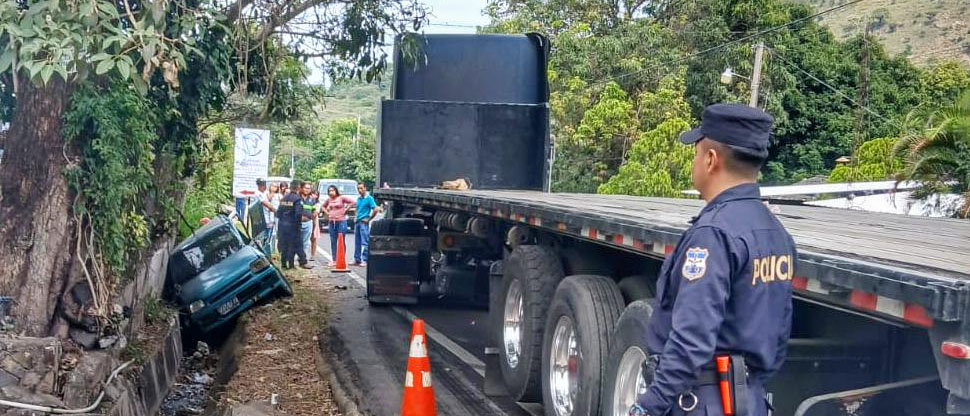 Rastra con placas nicaragüenses choca contra carro y lo saca de la carretera, hay varios lesionados