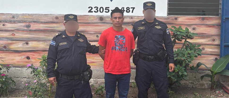Policía hondureña entrega a la PNC a alias Neutrón, marero que pretendía evadir el CECOT