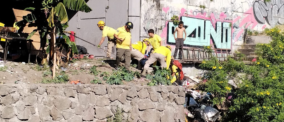 Rescatan a hombre jugaba con perrito y cayó en el río Acelhuate
