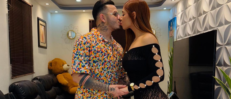 El Ricky eleva la temperatura de las redes sociales exhibiendo a su novia y su atrevido atuendo