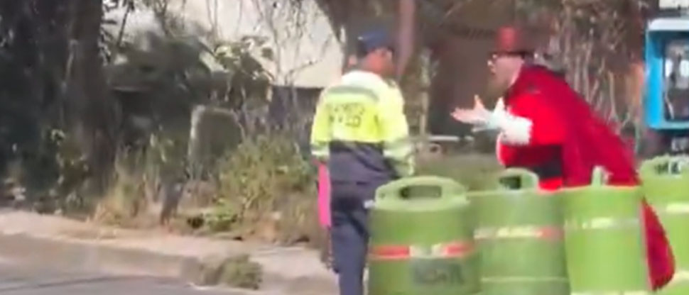Ni Santa Claus escapa del tráfico: Captan a Papá Noel discutiendo con un policía de tránsito guatemalteco 