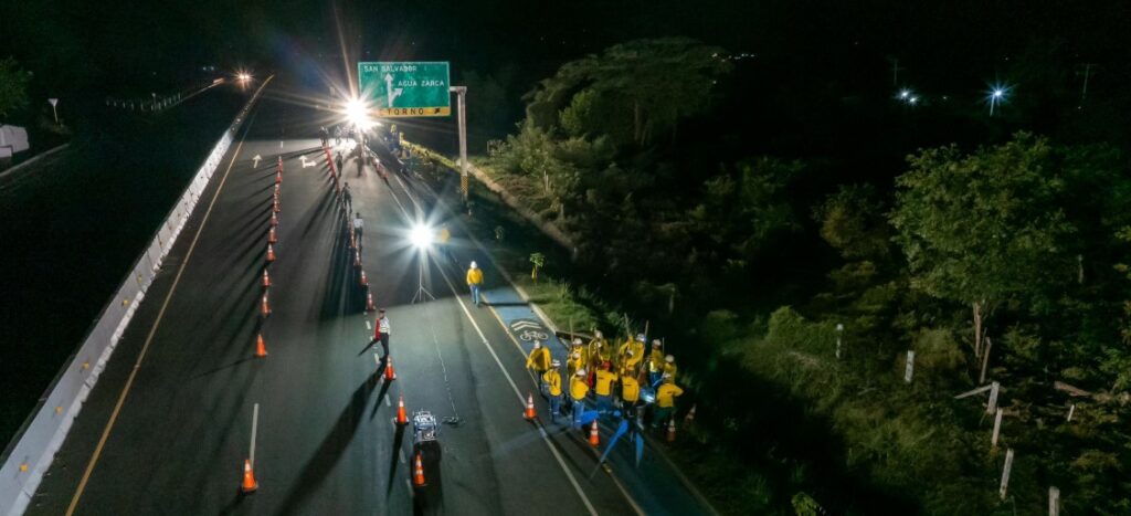 Inicia instalación de luminarias en los 21 kilómetros del periférico Gerardo Barrios