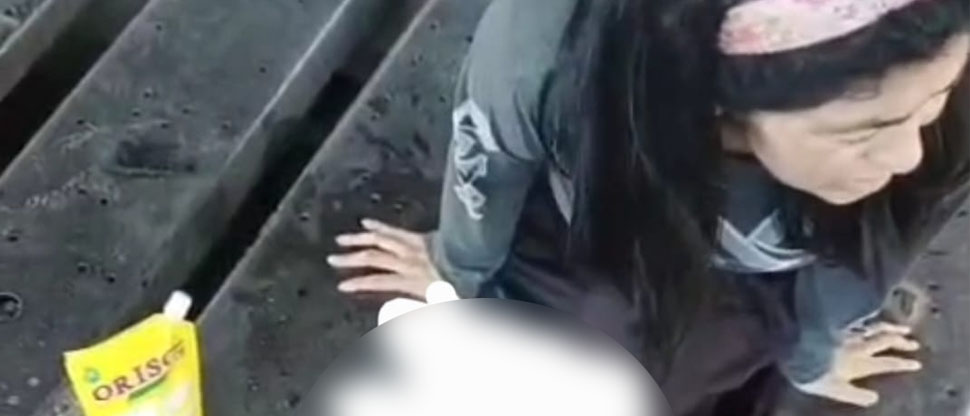 Metió la pata: auxilian a señora que quedó atrapada tras meter su pie en una parrilla