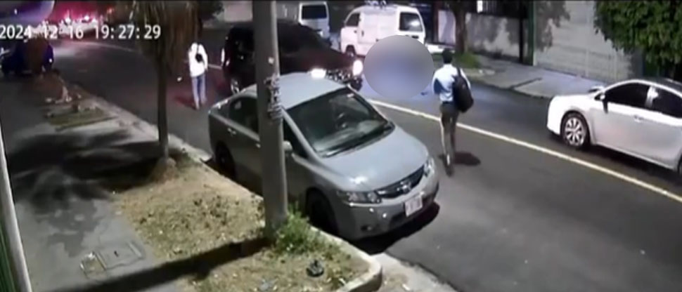 Motociclista atropella a señora y escapa de la escena, todo quedó grabado en video