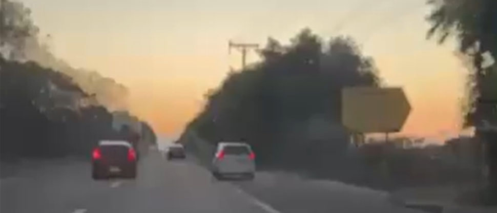 Denuncian a automovilista que pone en riesgo la vida de peatones haciendo tercer carril