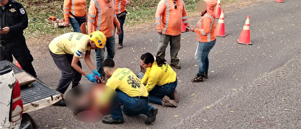 Conductor de un KIA Soul embiste a 4 trabajadores de FOVIAL en Caluco, Sonsonate