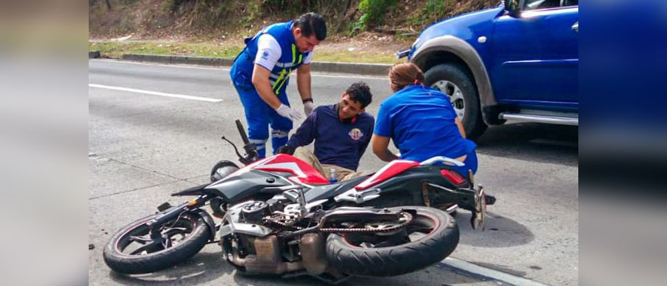 Auxilian a joven lesionado en triple choque en carretera a Comalapa