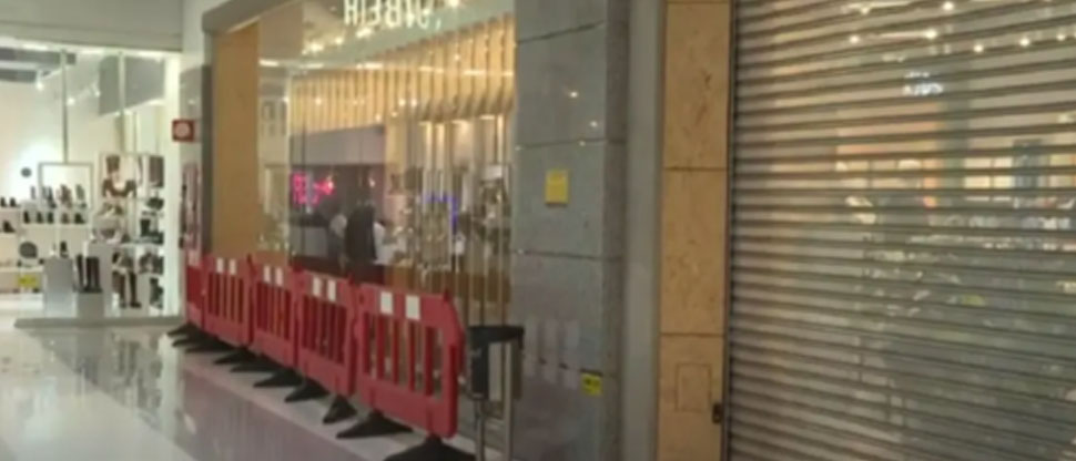 Niña de 5 años fallece tras caerle vitrina en un centro comercial de Colombia