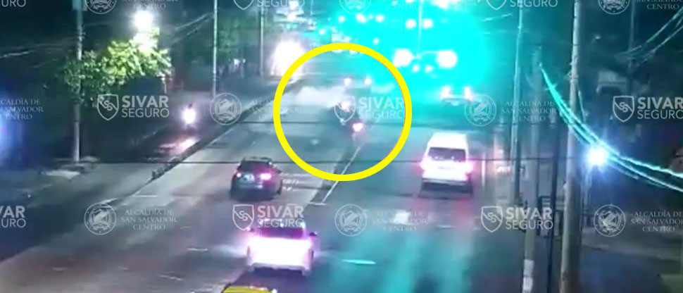 Captan extraño choque en el carril segregado del ex SITRAMSS en la Alameda Juan Pablo II